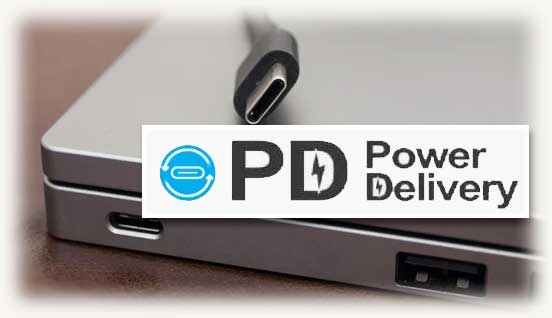 PD или USB Power Delivery логотипы на фоне разъема с коннектором