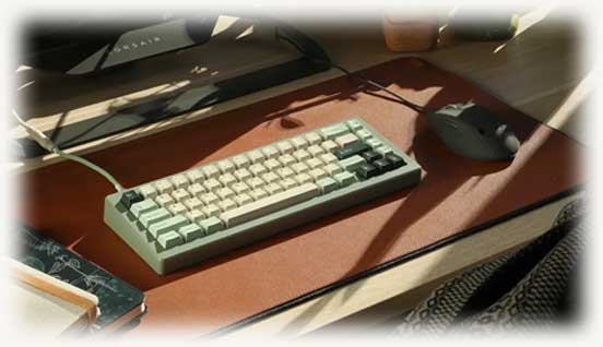 Вид клавиатуры в светлом цвете CSTM65 от Drop на столе